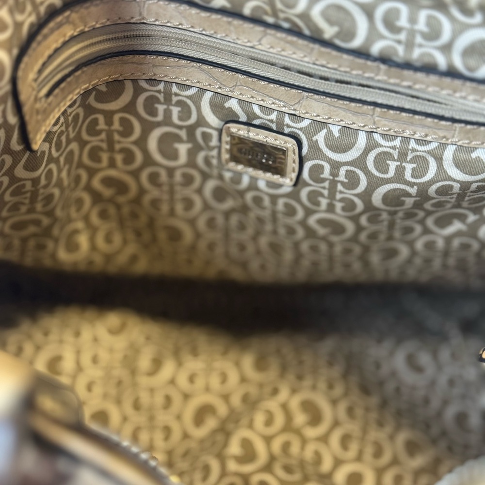 🤑 GUESS Vintage Croc-Embossed Cream Shoulder Bag - Picture 11 of 11
